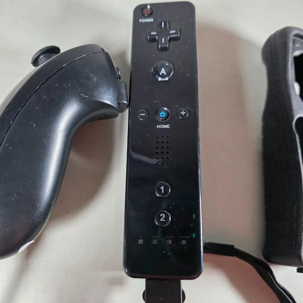 Wii Nunchuck + Remote w/ MotionPlus – Black – Silicone Cover – Generic Brand